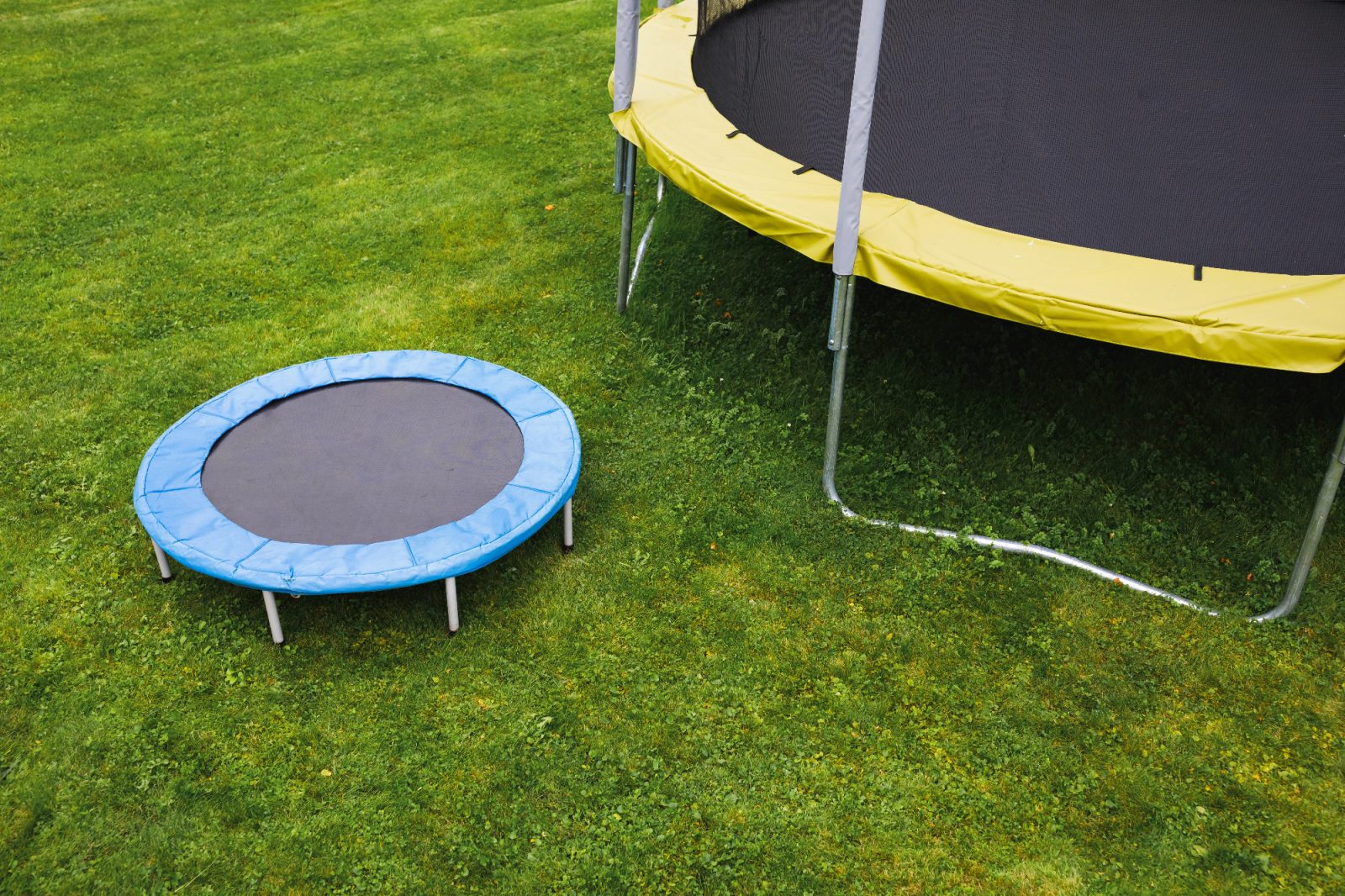 Danes so trampolini za sproščanje in aktivno preživljanje prostega časa kar doma na vrtu
